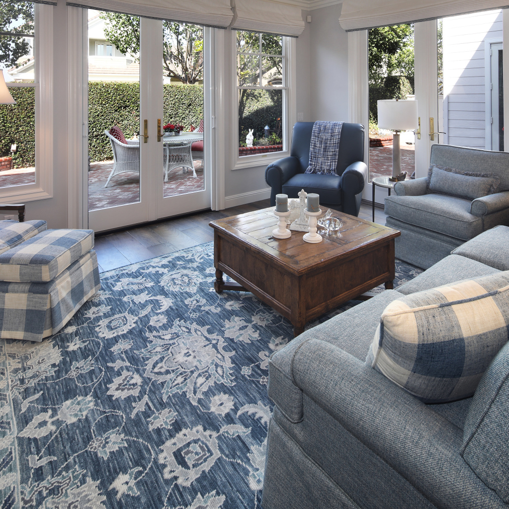 Красивая мебель в гостиной комнате в доме