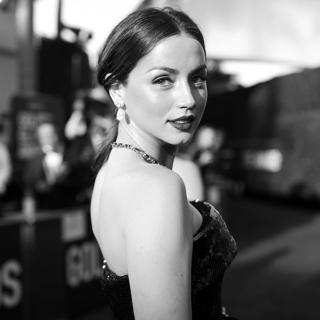 Красивая девушка, актриса Ана де Армас в черном платье