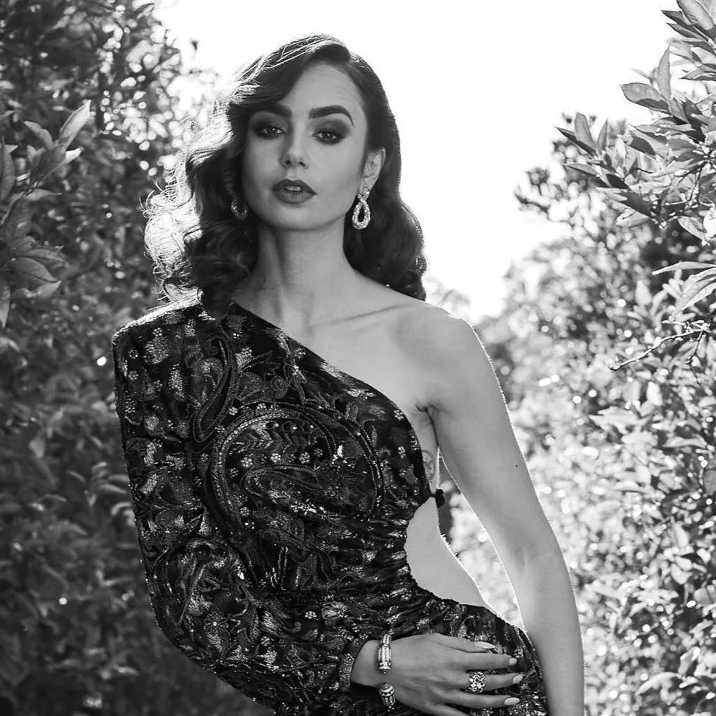 Красивая девушка, актриса Лили Коллинз в платье черно-белое фото