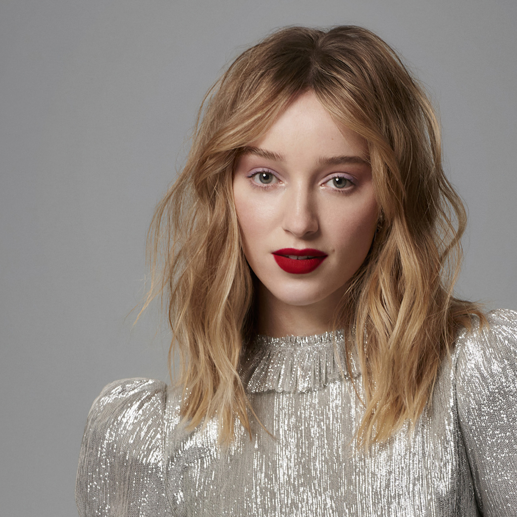 Красивая девушка актриса Фиби Дайневор на сером фоне в блестящем платье