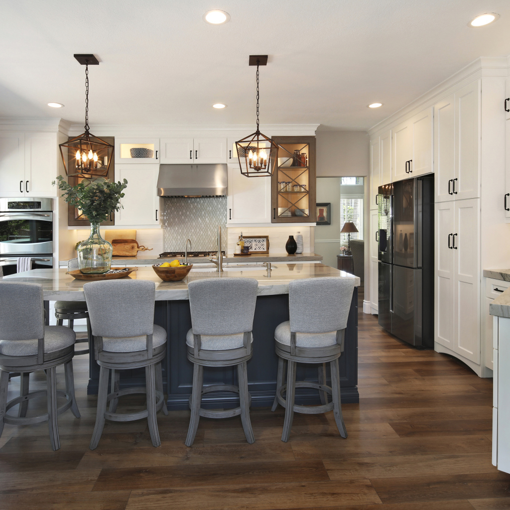 Красивая кухня с белой мебелью у окна