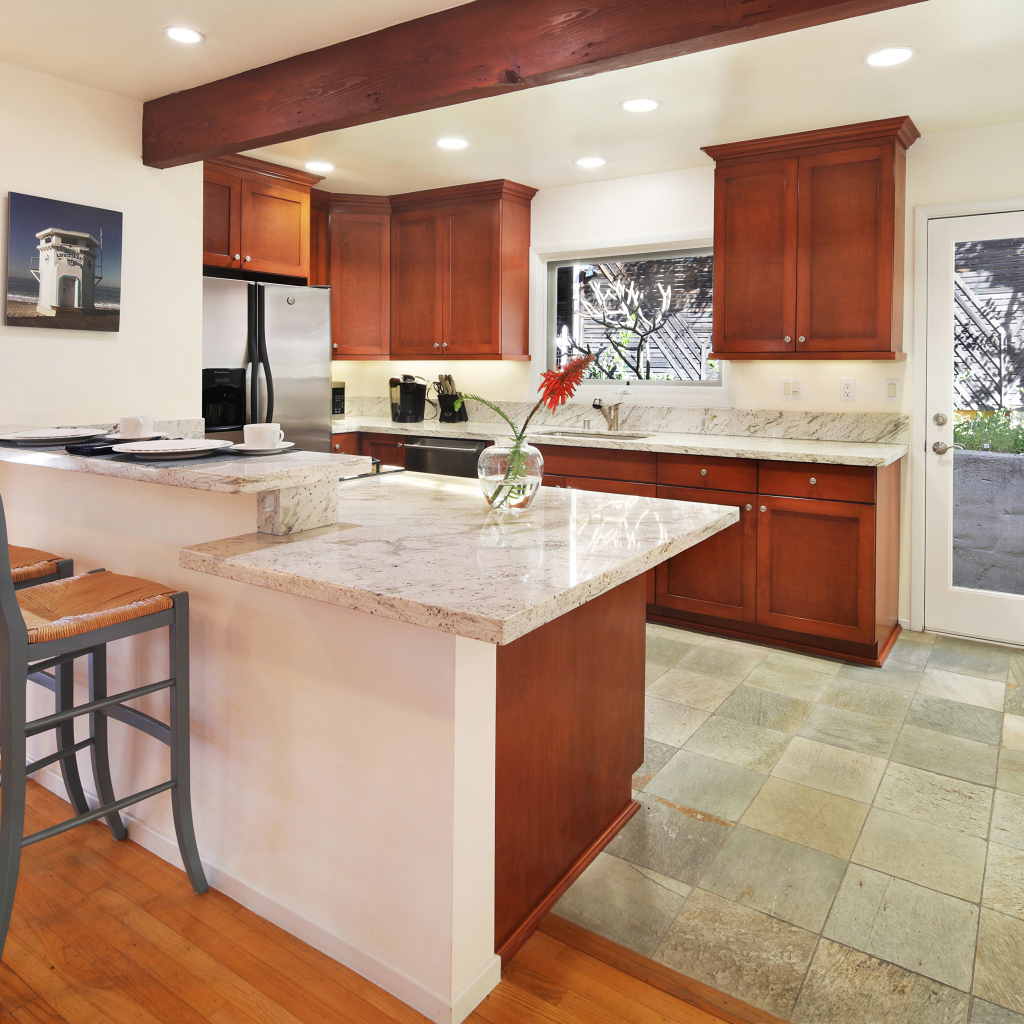 Красивая большая кухня с деревянной мебелью