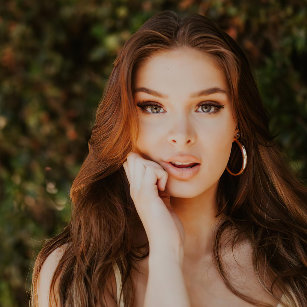 Красивая длинноволосая девушка актриса Брайтон Шарбино