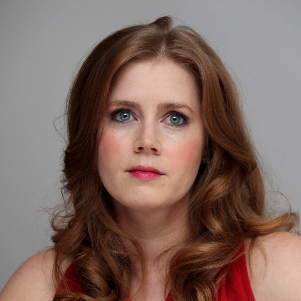 Красивая рыжеволосая Эми Адамс