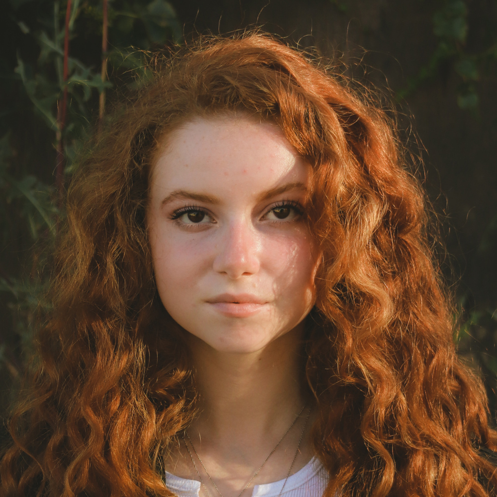 Красивая рыжеволосая актриса Франческа Капальди