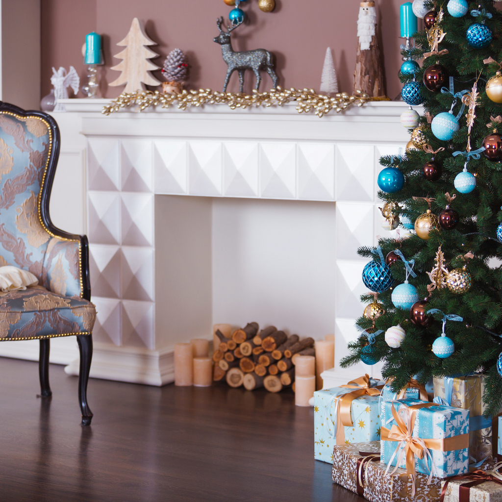 Красивая комната с новогодней елью с камином 