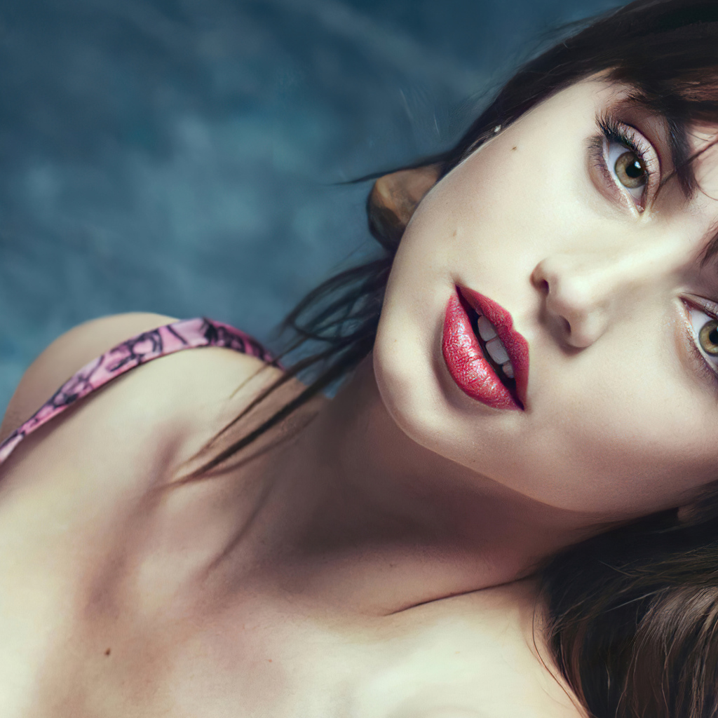 Красивая нежная брюнетка актриса Ана де Армас