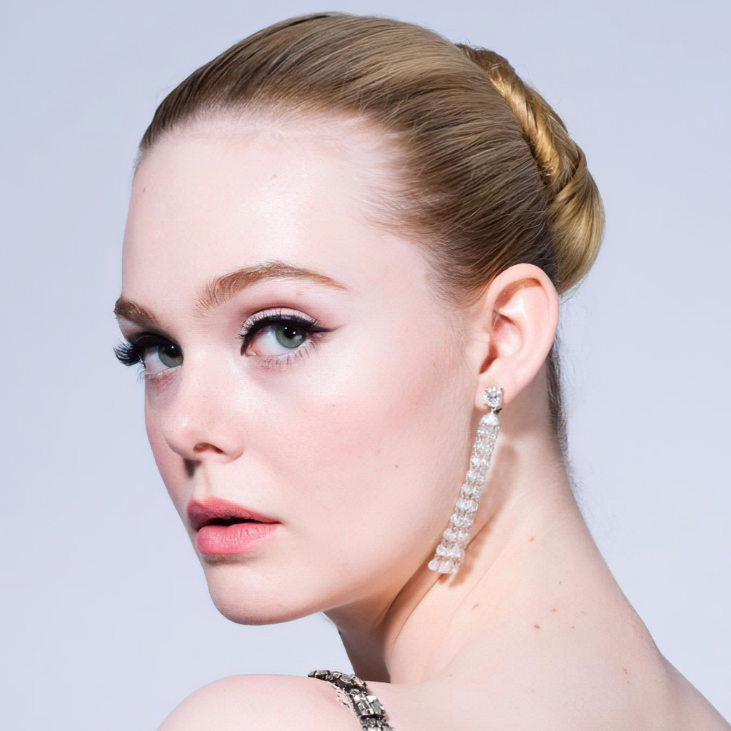 Красивая нежная девушка, актриса Эль Фаннинг на сером фоне