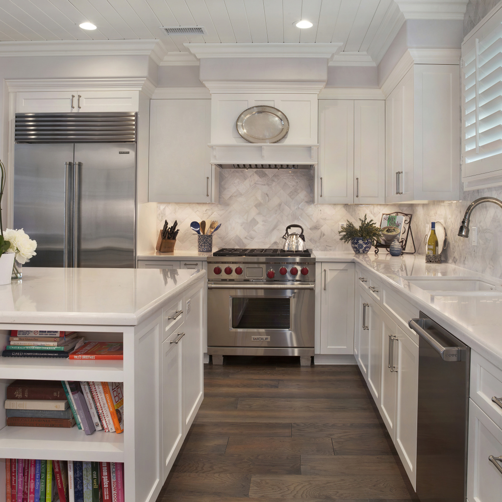 Красивая белая кухня с двухкамерным холодильником 