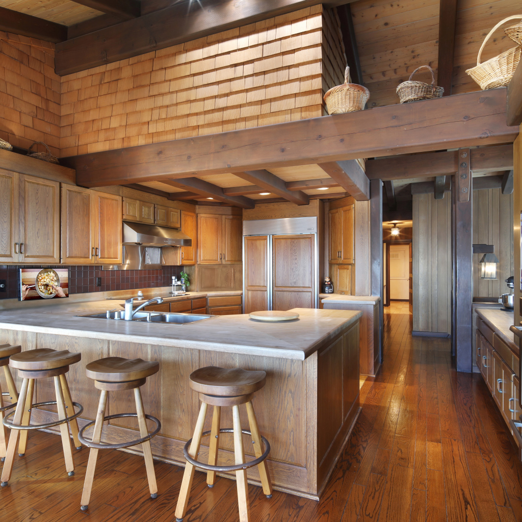 Красивый деревянный дом с большой кухней