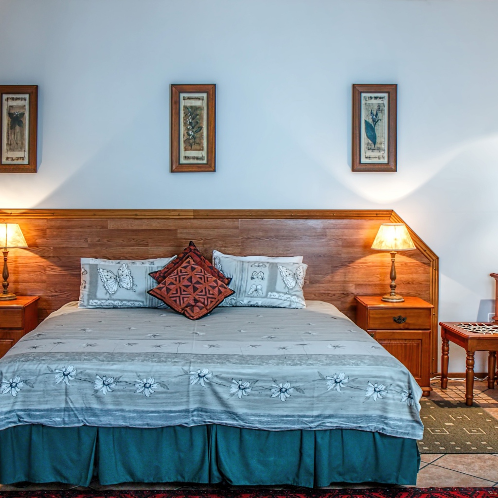 Спальный гарнитур в комнате с серыми стенами