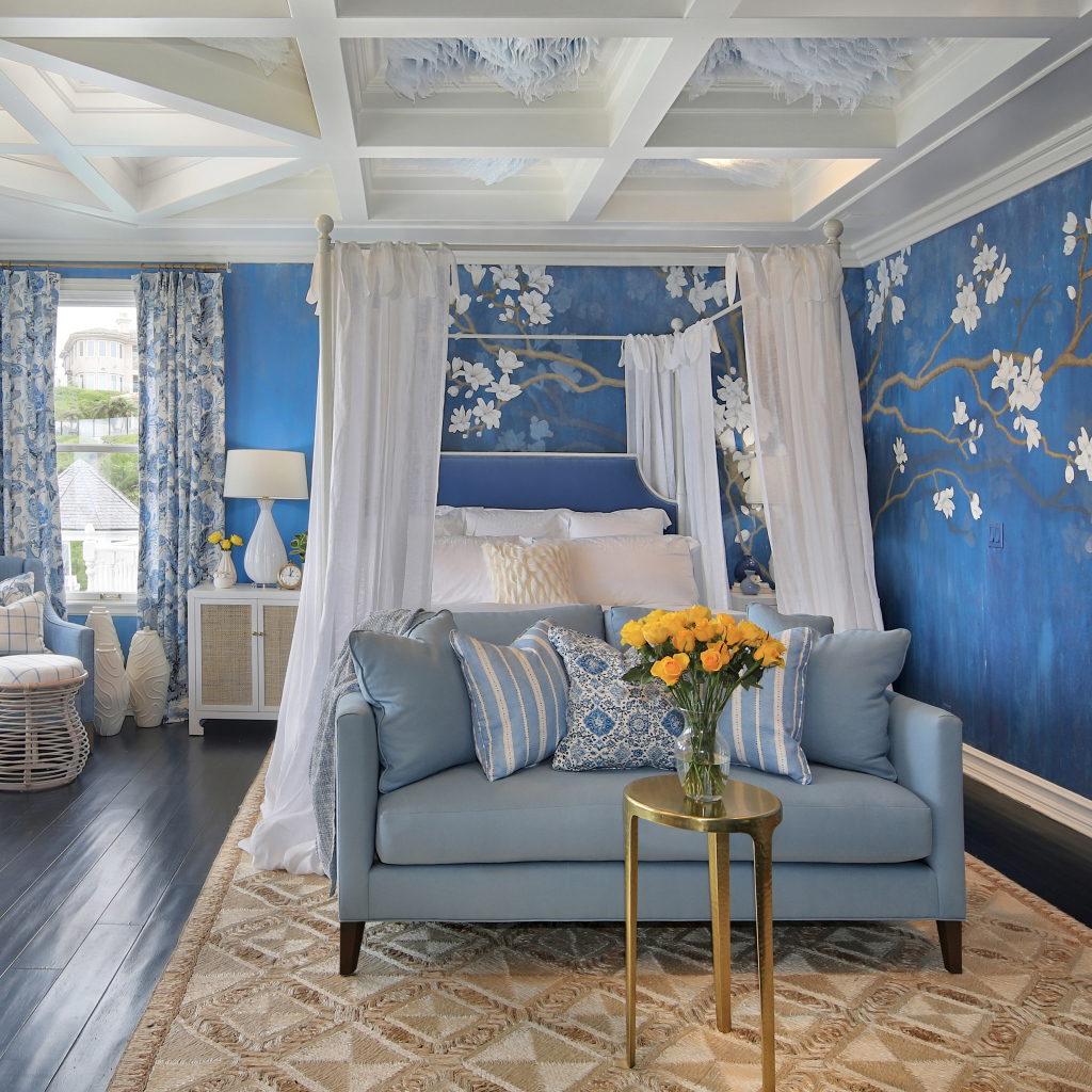 Спальня с белой кроватью с рисунком на стенах 