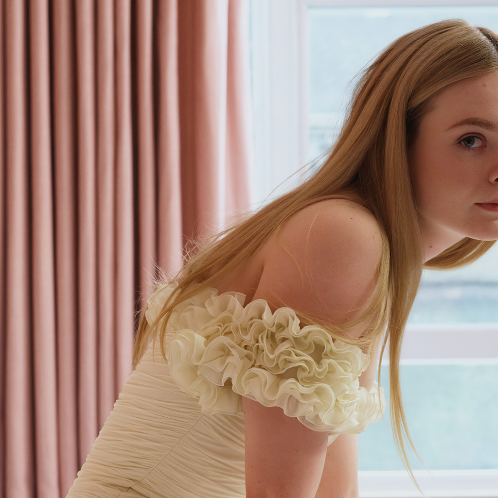 Блондинка Эль Фэннинг на фоне окна