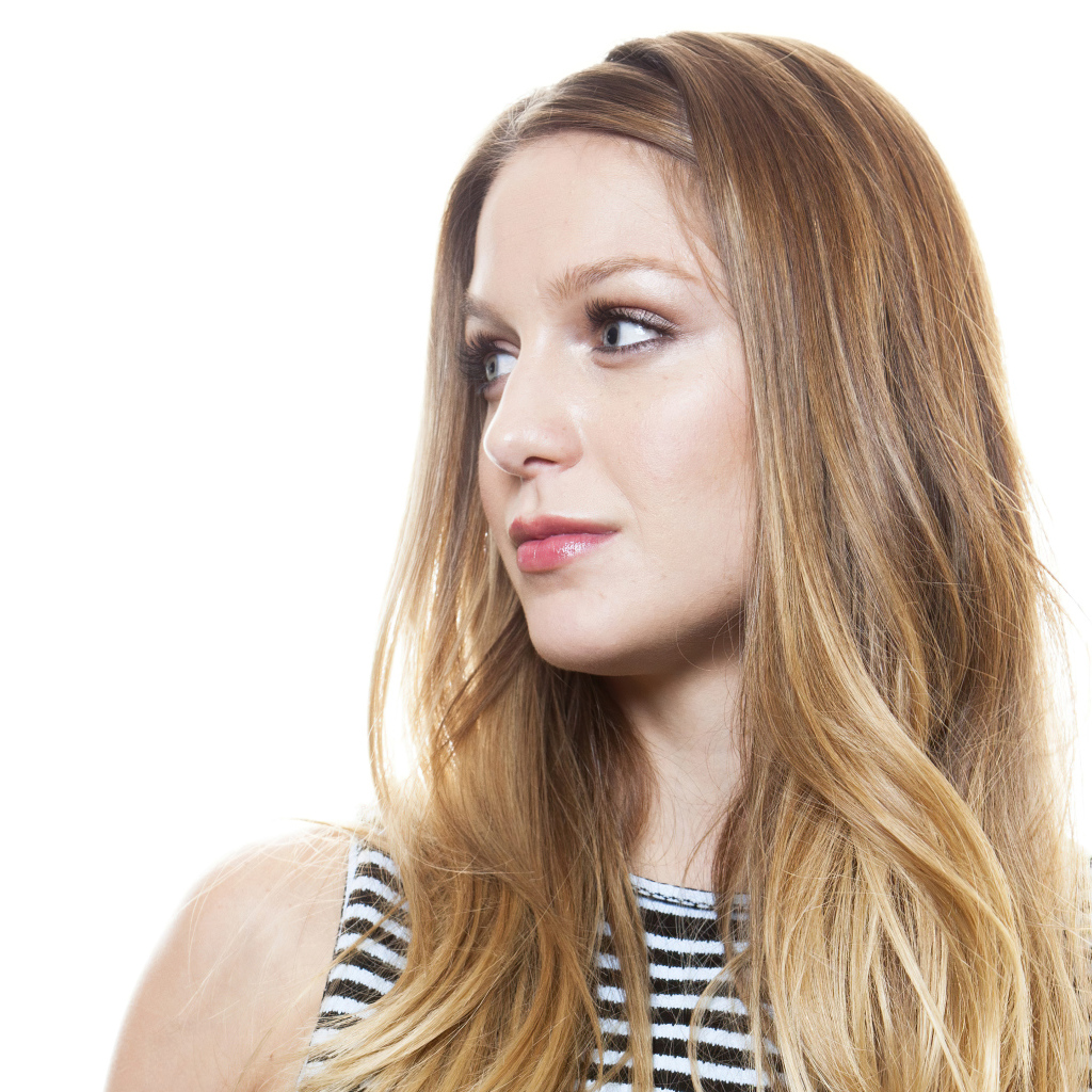 Голубоглазая актриса Мелисса Бенойст на белом фоне