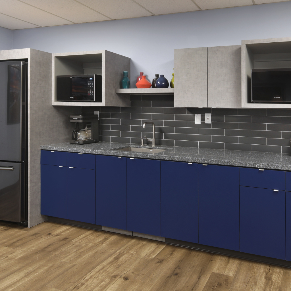 Синие шкафы и большой холодильник на кухне