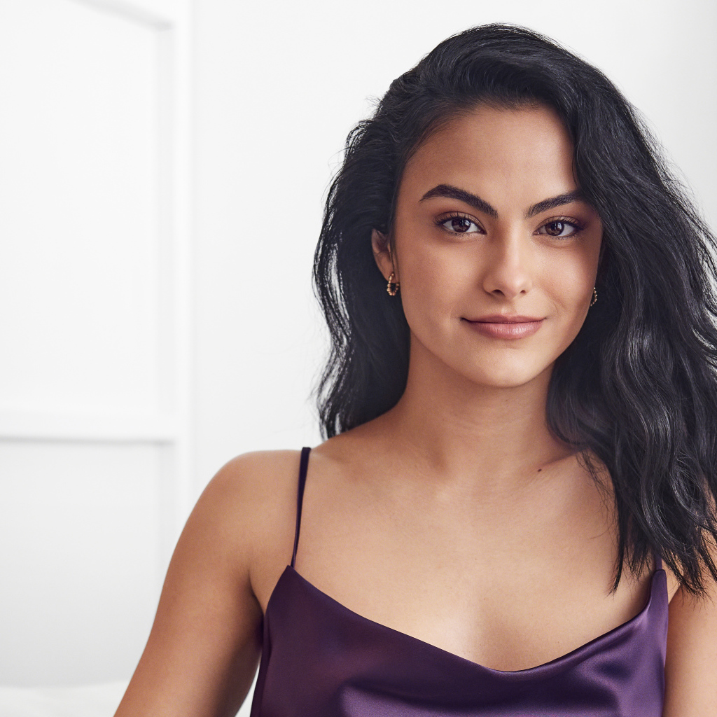 Яркая брюнетка актриса Камила Мендес