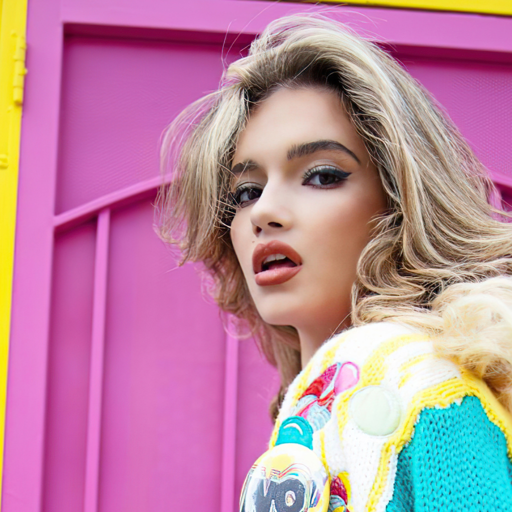 Яркая девушка актриса Алексис Джейд Барнетт