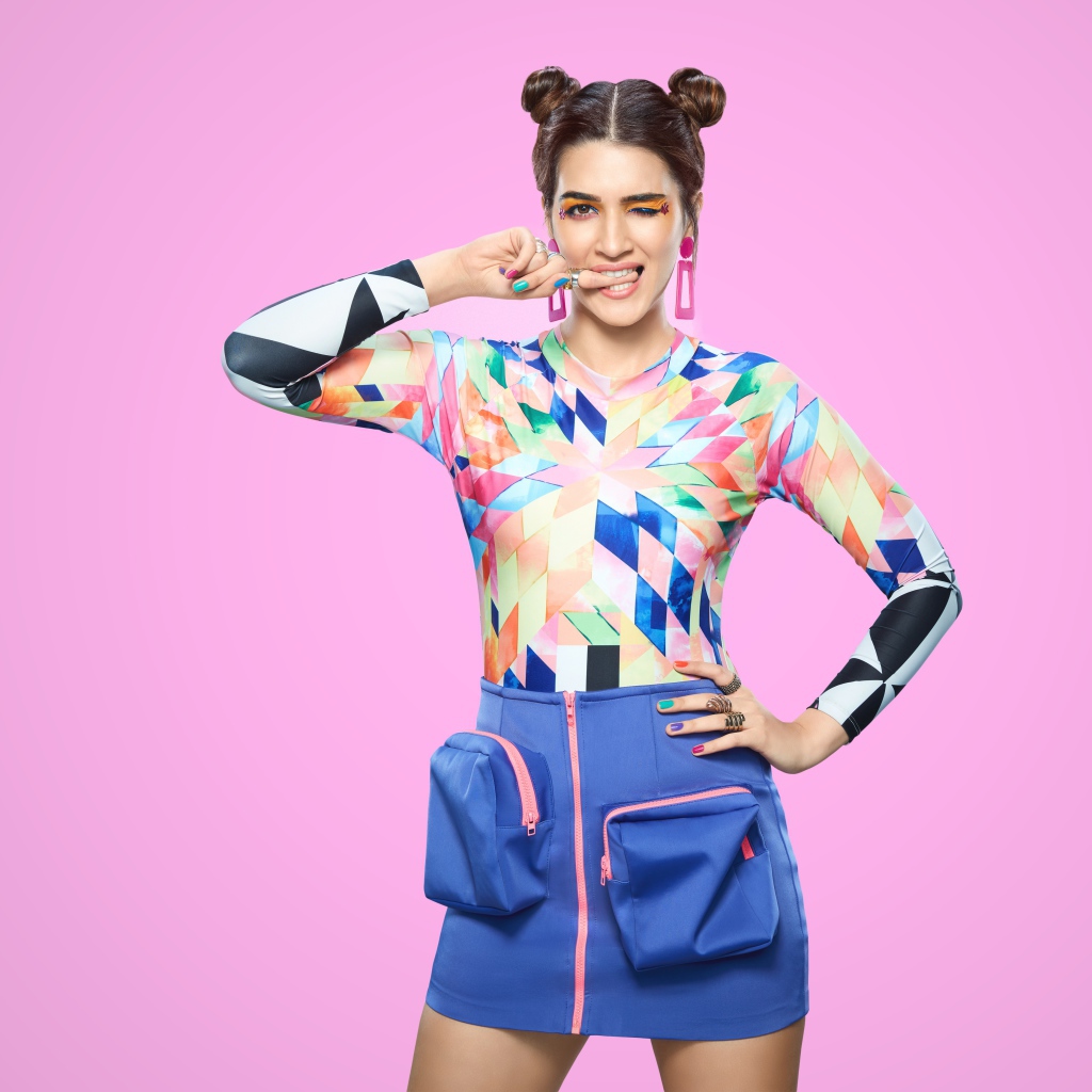 Яркая девушка индийская актриса на розовом фоне