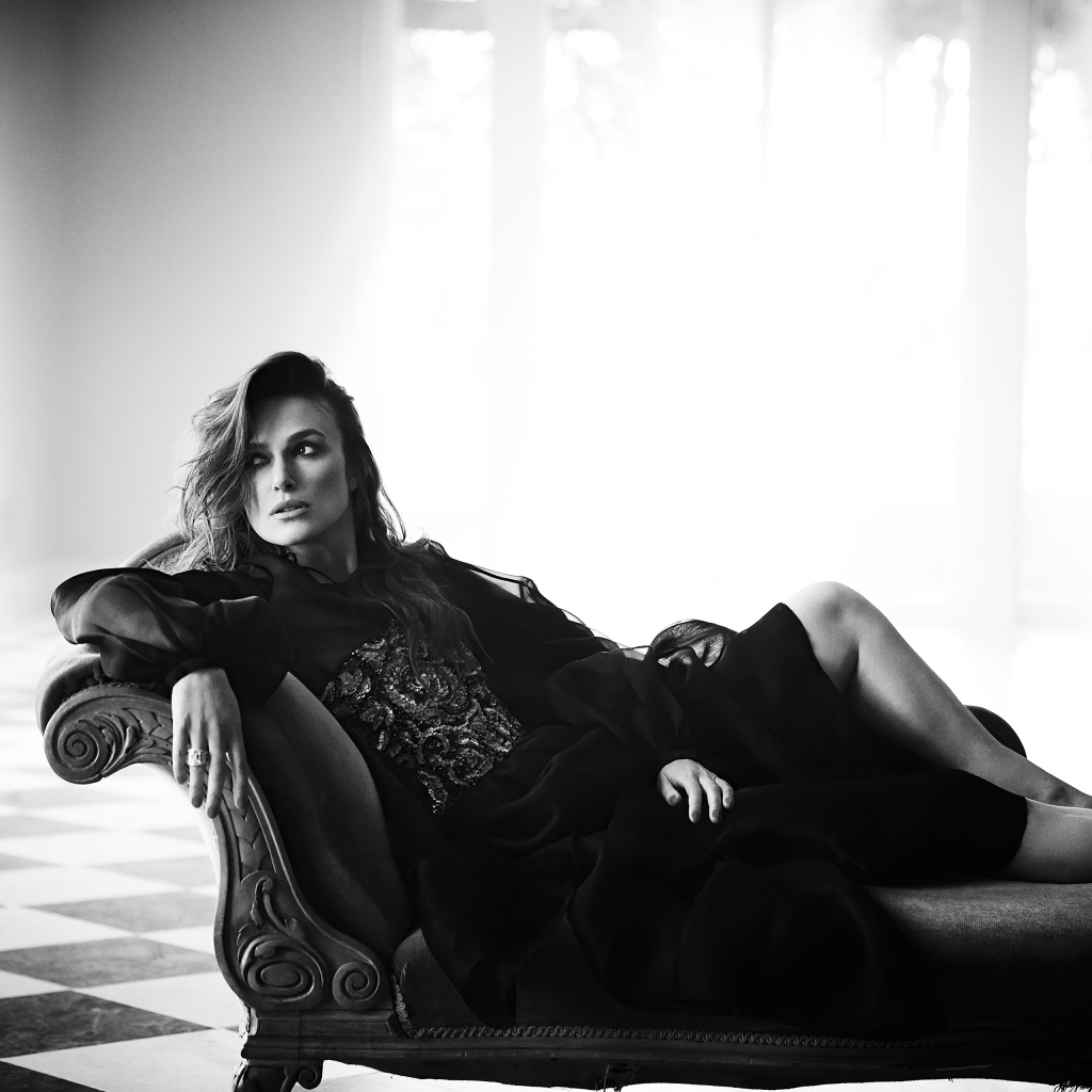 Британская актриса Кира Найтли лежит на диване