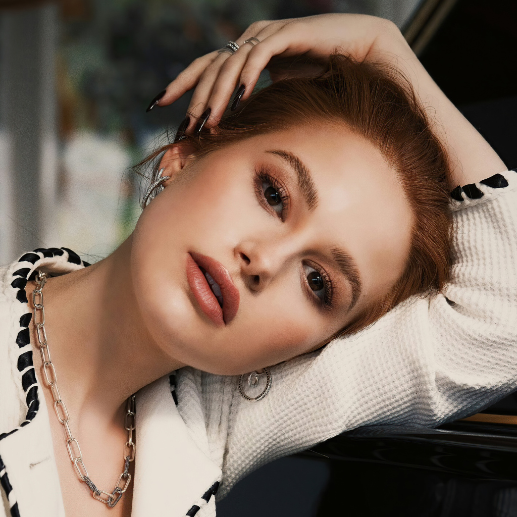 Кареглазая американская актриса Мэделин Петш в платье