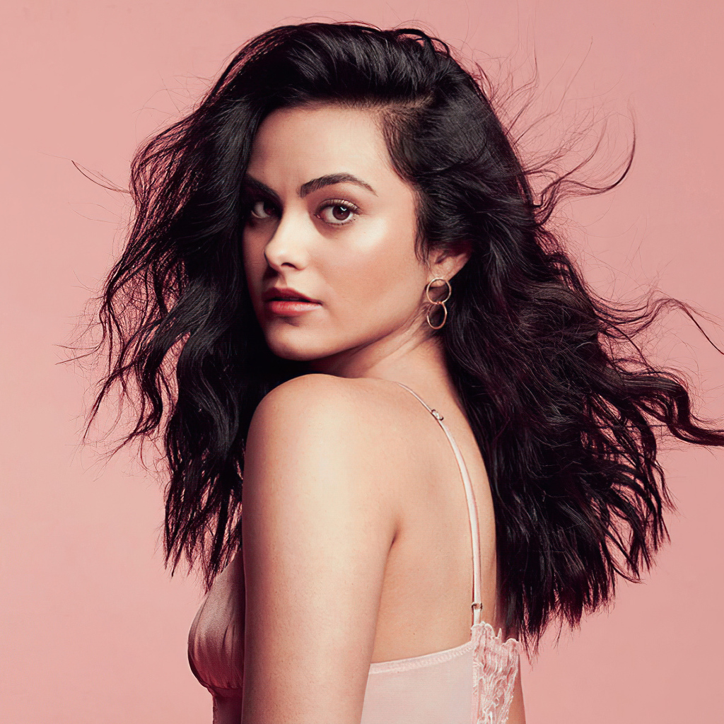 Брюнетка Камила Мендес на розовом фоне