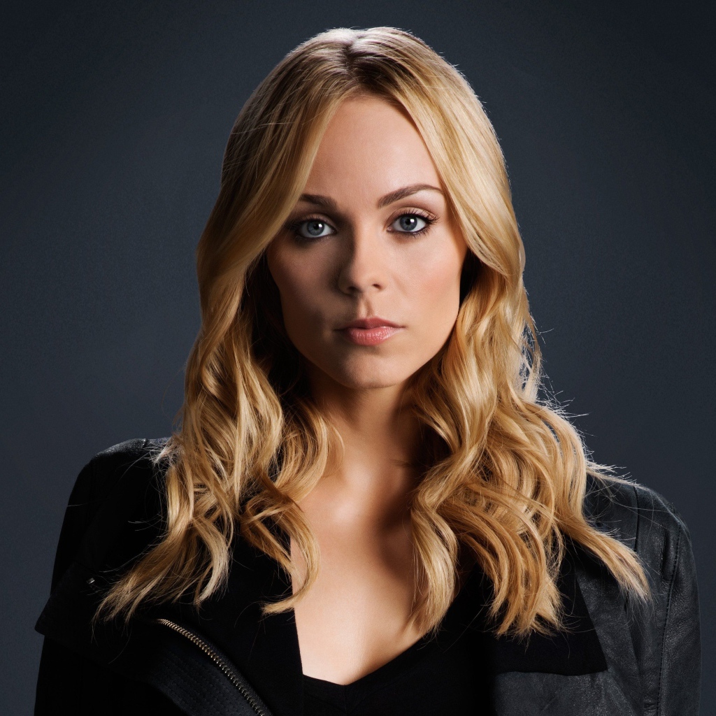 Канадская актриса Лора Вандервурт в черной куртке