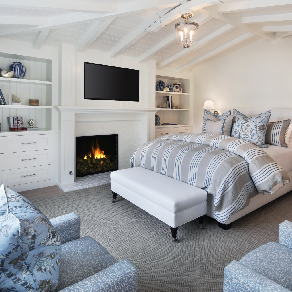 Уютная спальня с мебелью и камином
