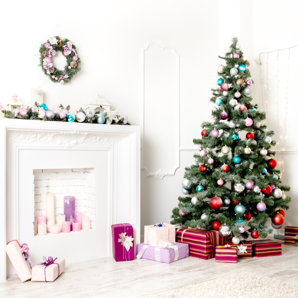 Наряженная ель с подарками в комнате с камином