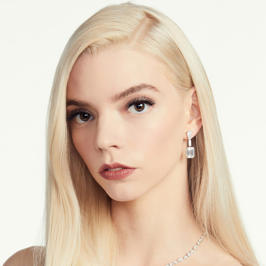 Нежная кареглазая блондинка, актриса Аня Тейлор-Джой на белом фоне