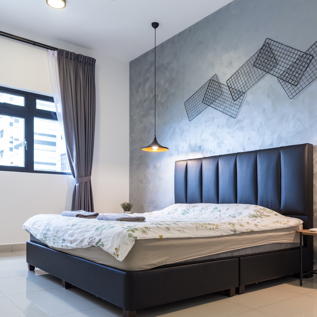 Пустая спальная комната с большой кроватью у окна 