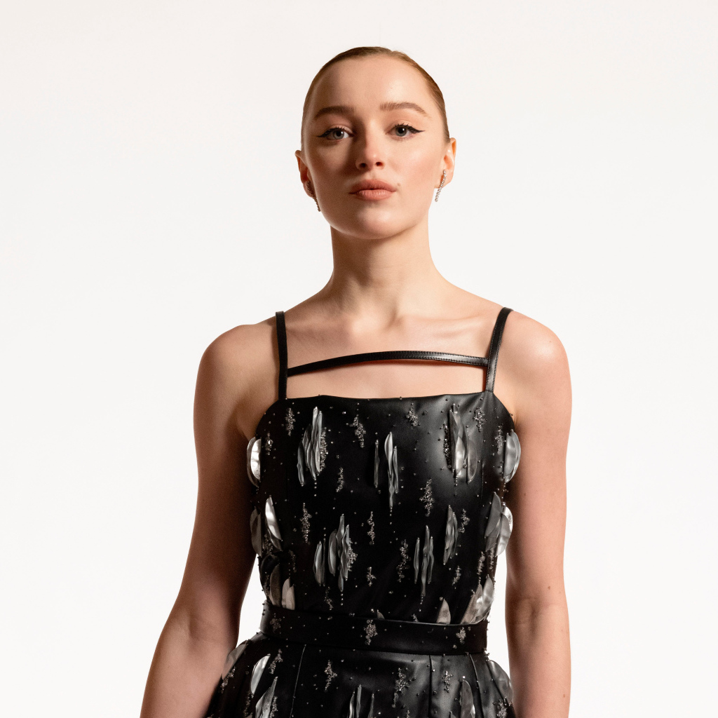 Английская актриса Фиби Дайневор в платье на белом фоне