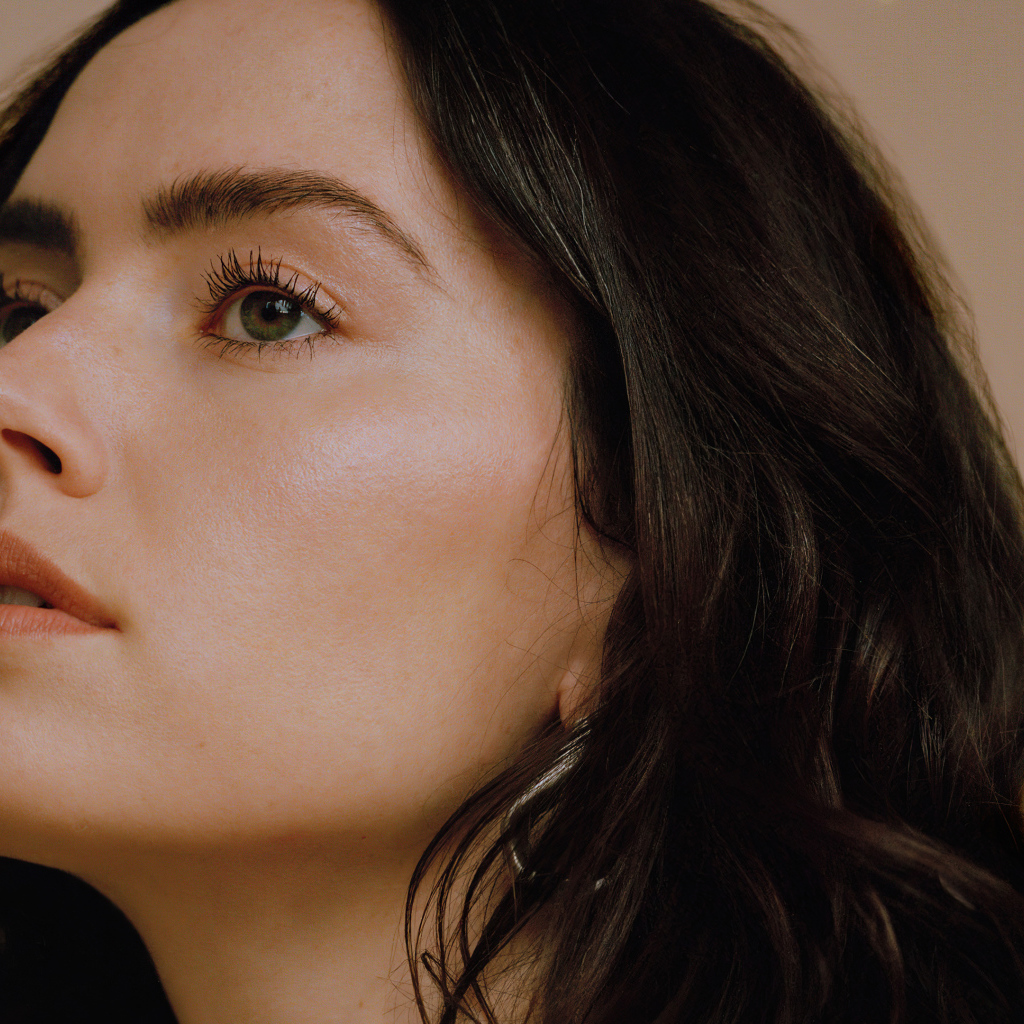 Лицо милой девушки, актрисы Дэйзи Ридли крупным планом