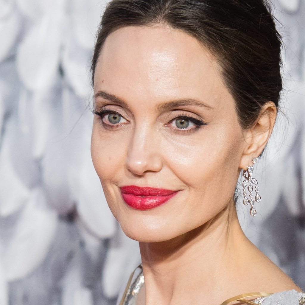 Лицо актрисы Анджелина Джоли крупным планом