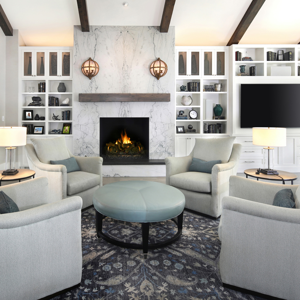 Четыре кресла стоят в гостиной комнате 