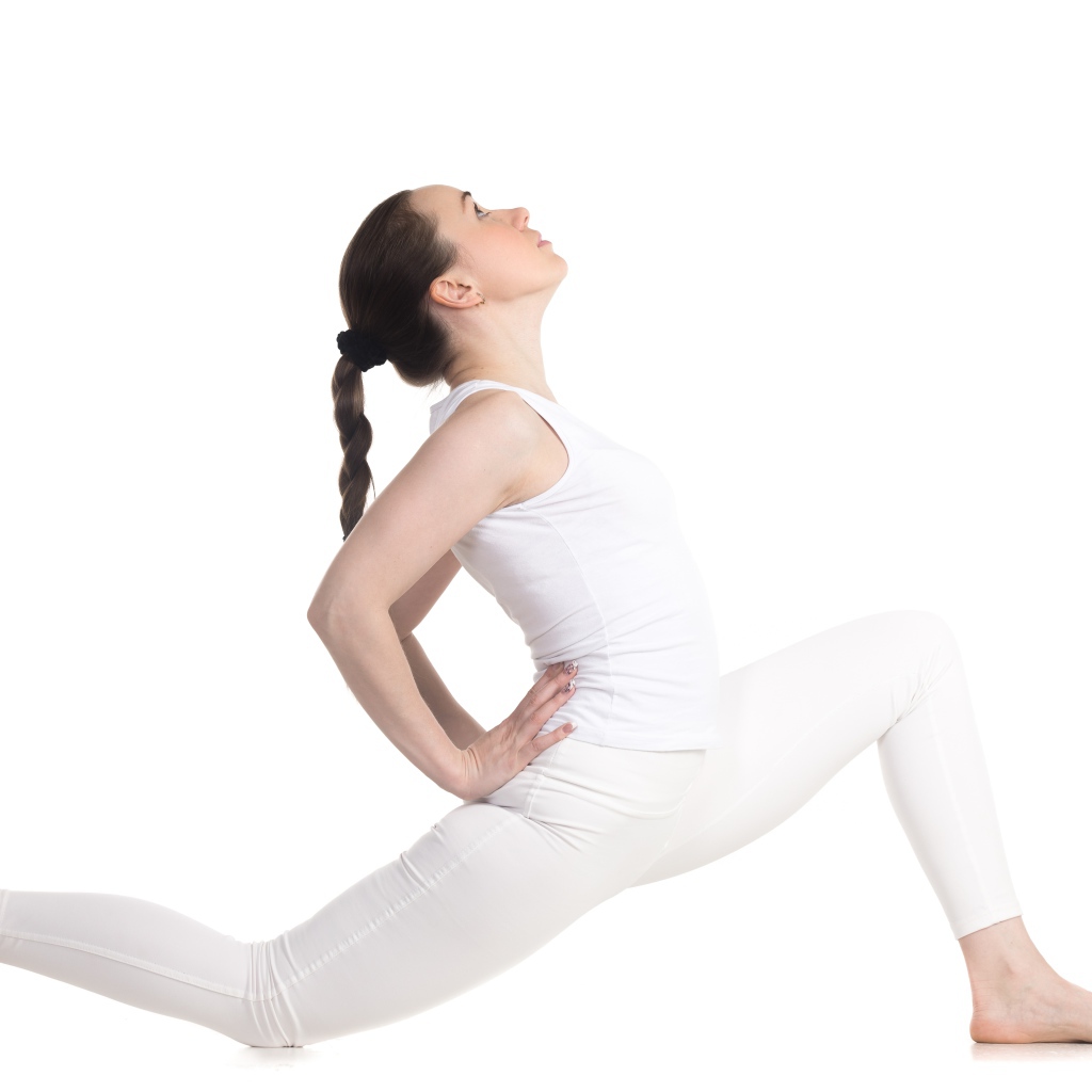 Девушка в белом костюме делает растяжку