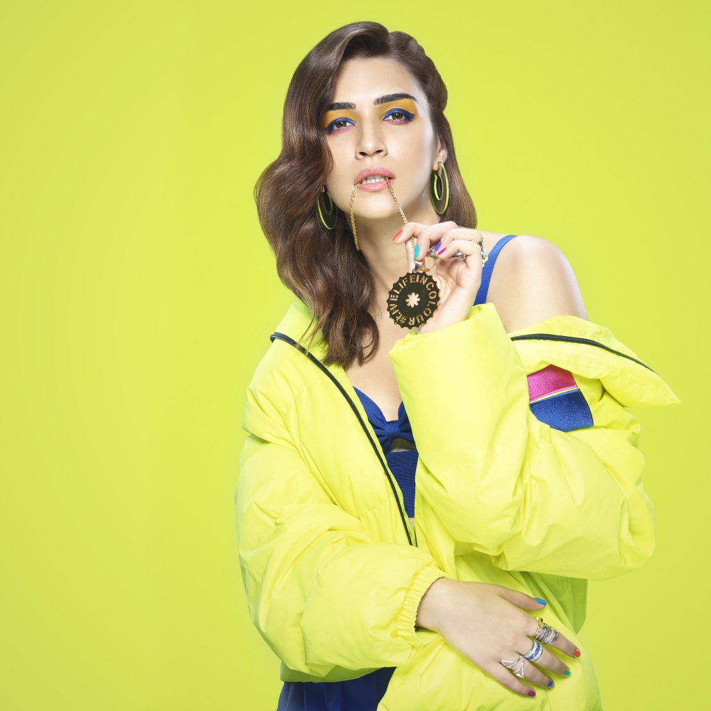 Индийская актриса Крити Санон на желтом фоне