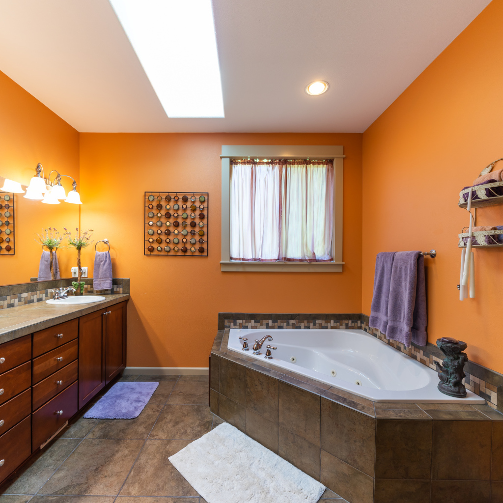 Большая ванная комната с оранжевыми стенами 