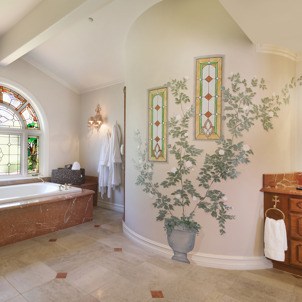 Большая красивая ванная комната с окном с витражами 