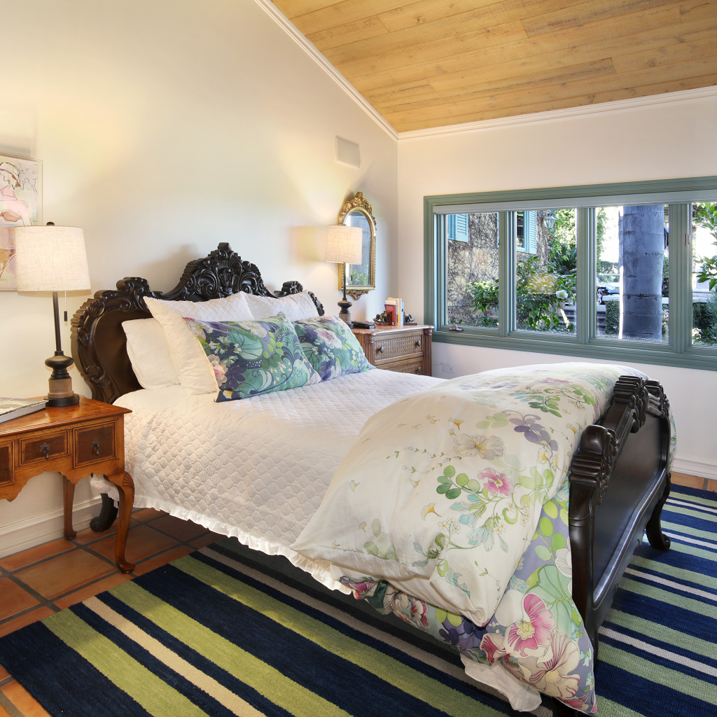 Большая резная деревянная кровать в спальне