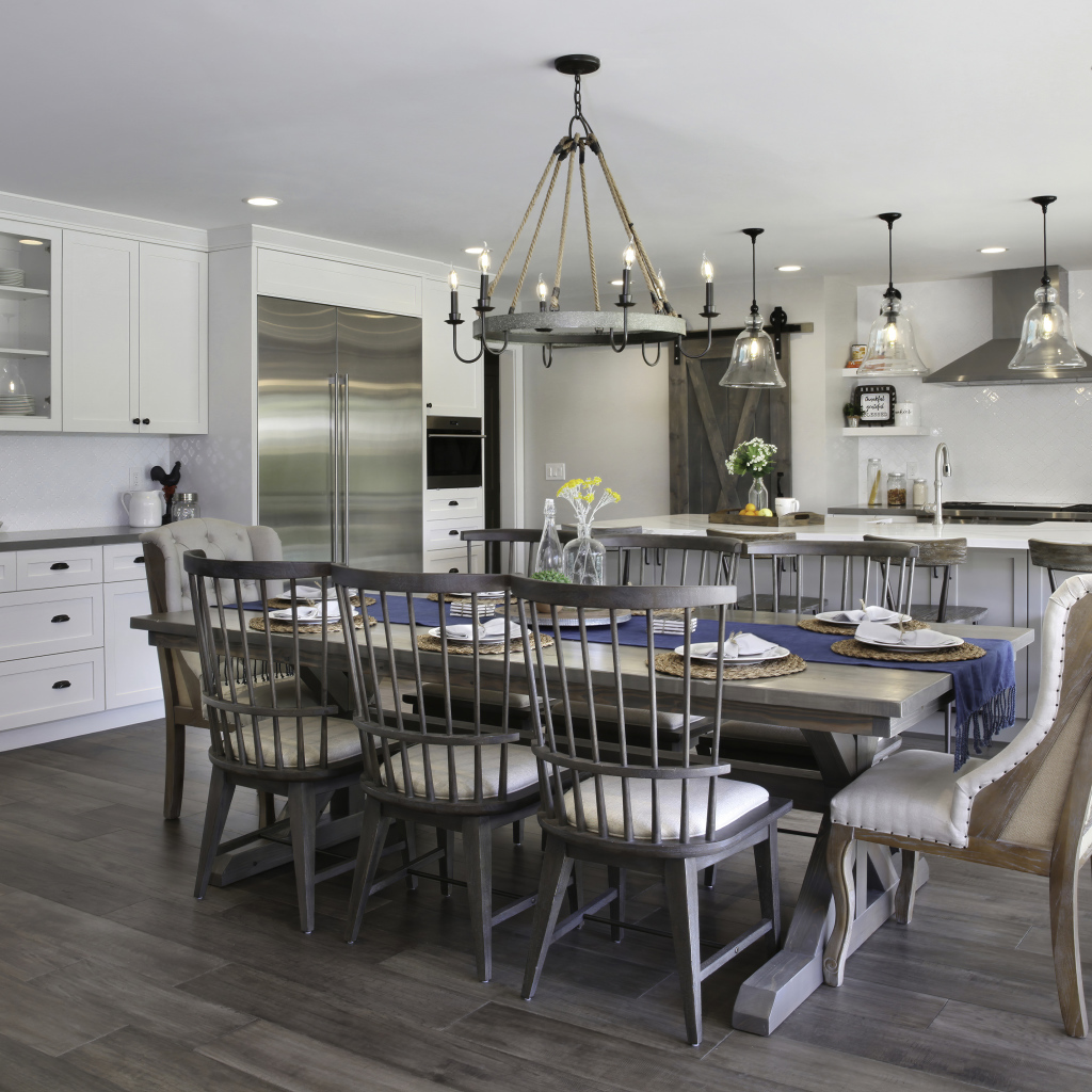 Большой обеденный стол на кухне