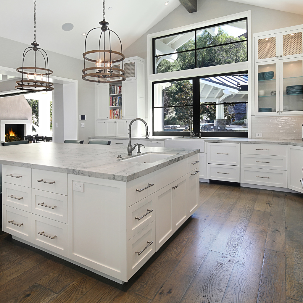 Большой гранитный стол в кухне с белой мебелью 