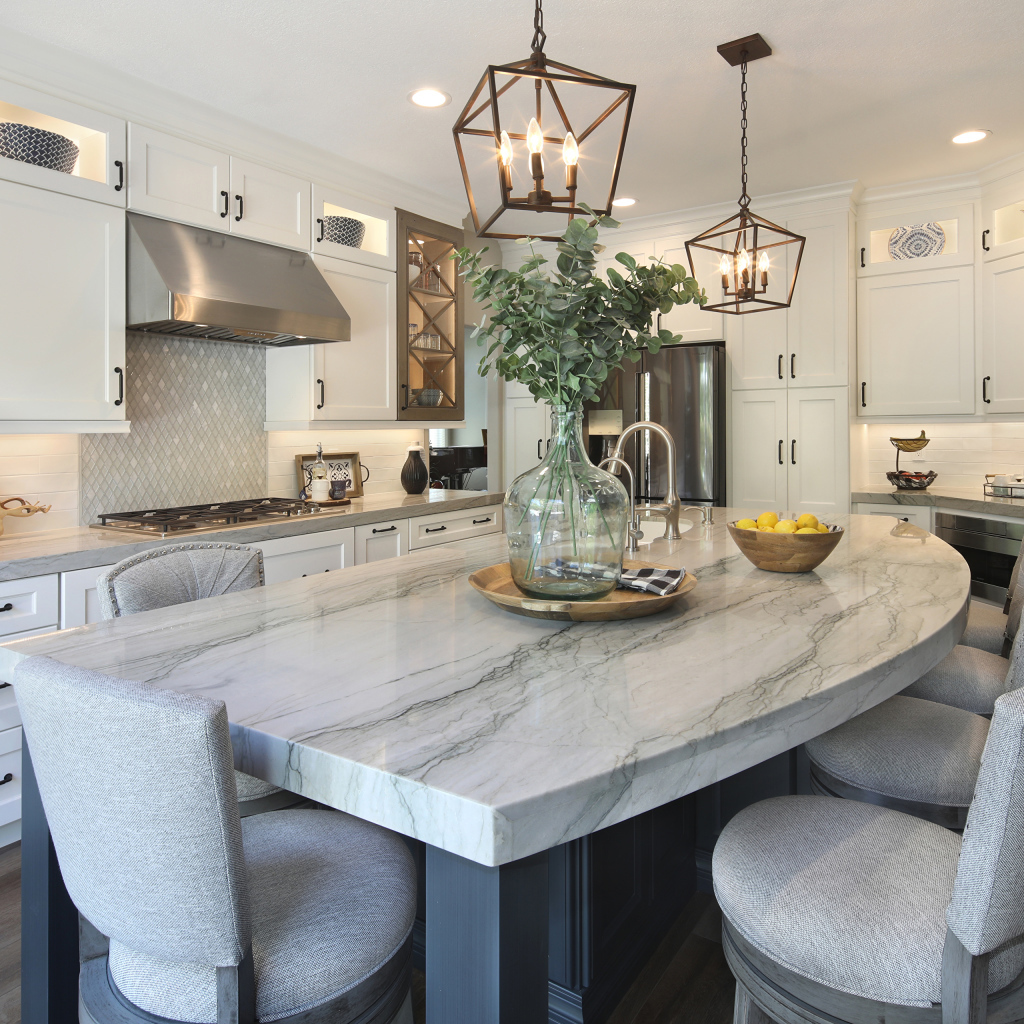 Большой серый стол на кухне 