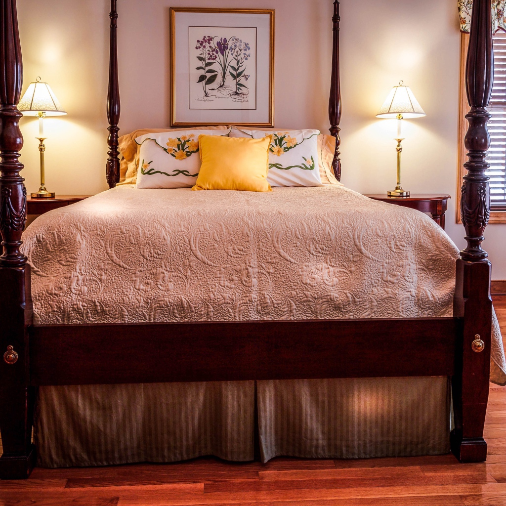 Большая высокая кровать в спальне 