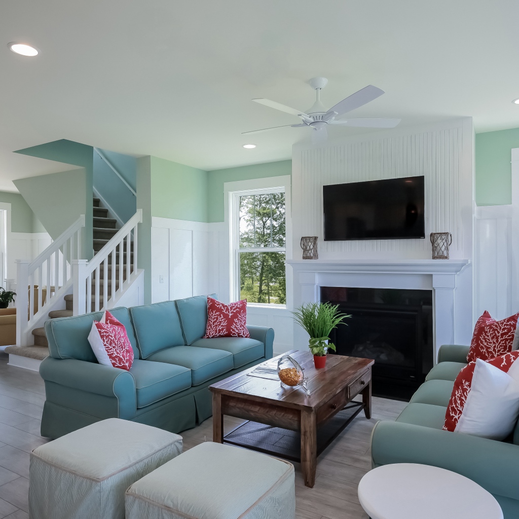 Большая гостиная комната с камином и лестницей на верх 