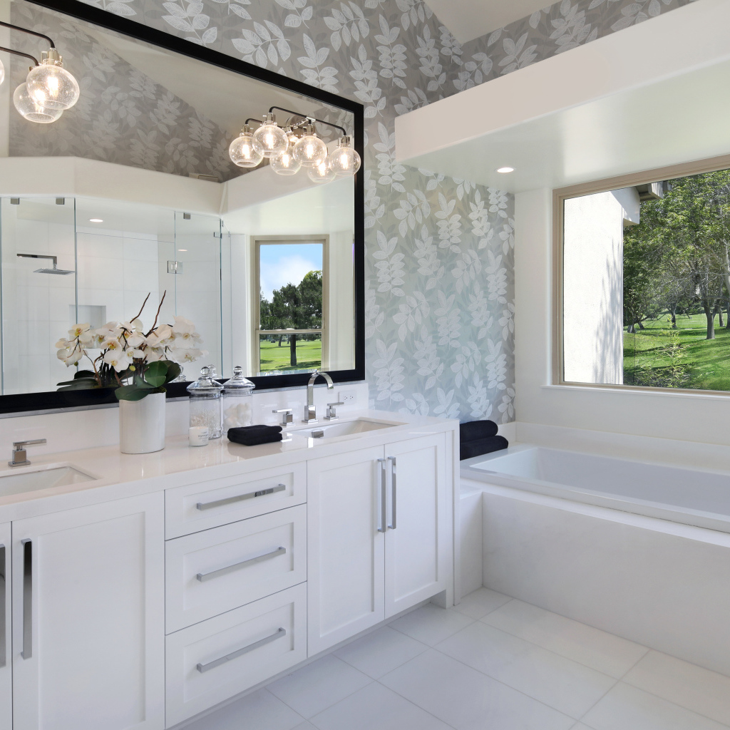 Большая белая ванная с большим окном 