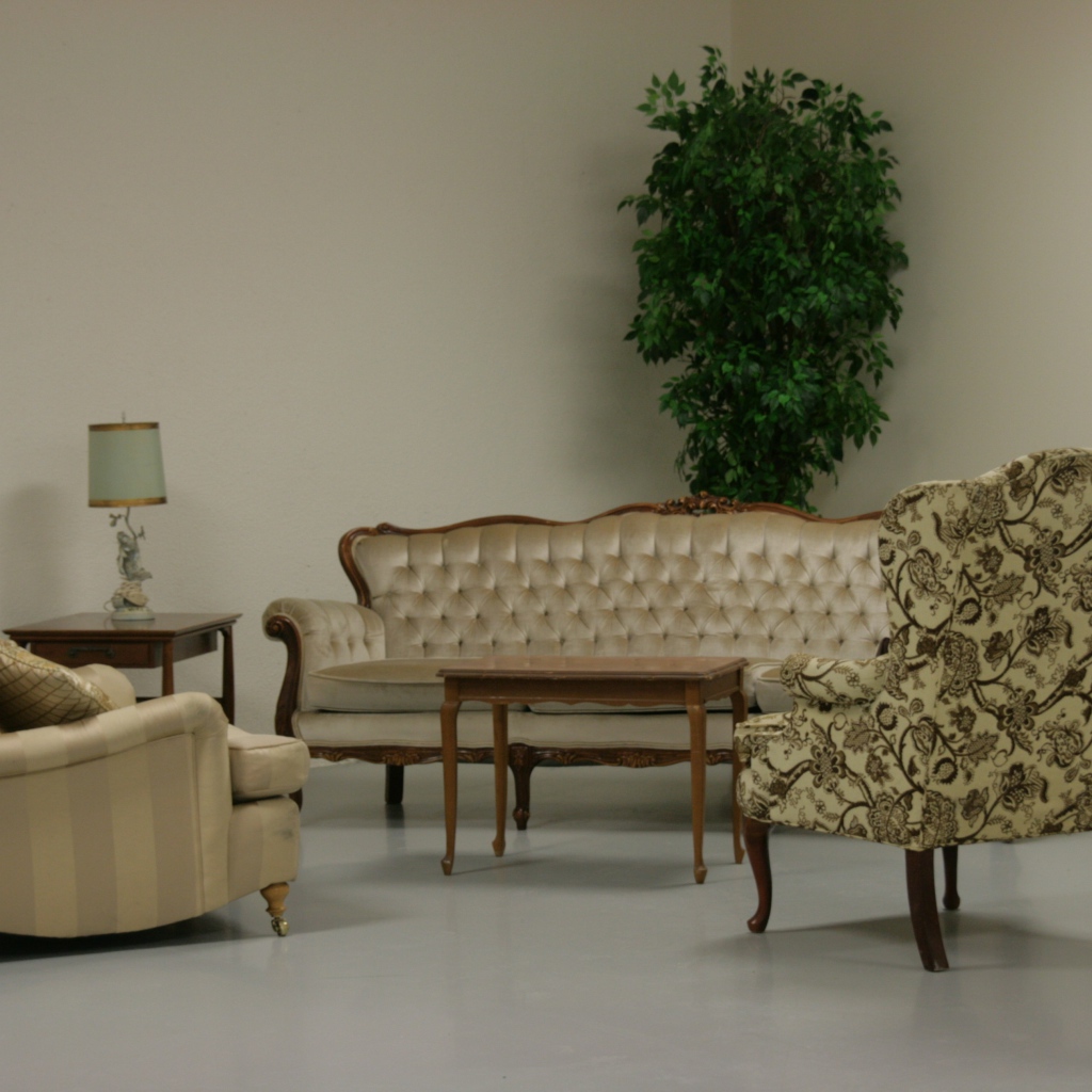 Кожаный диван и два кресла в гостиной 