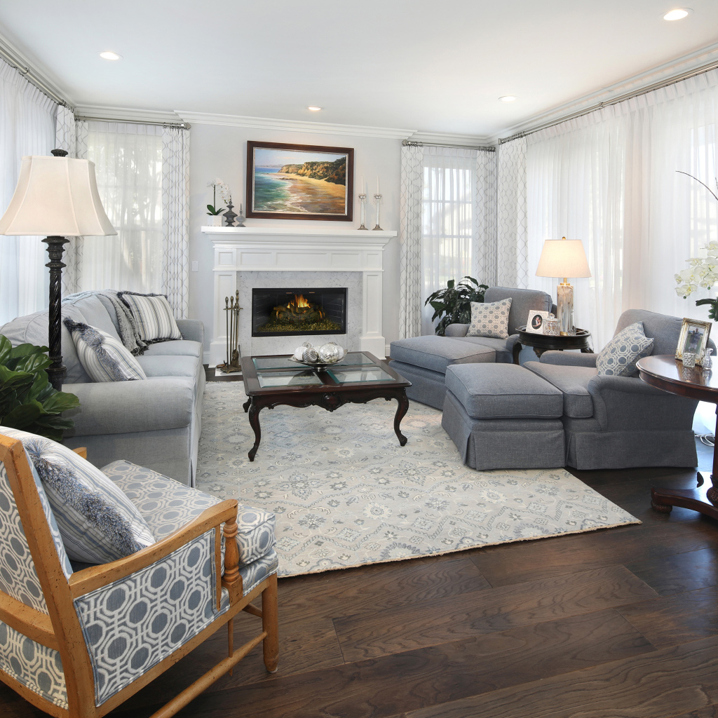 Гостиная комната с серой мебелью и камином 
