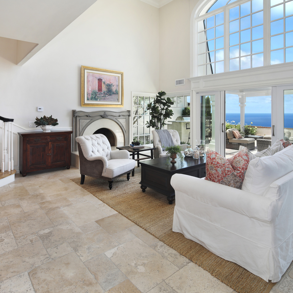 Гостиная комната с высоким потолком и большим окном