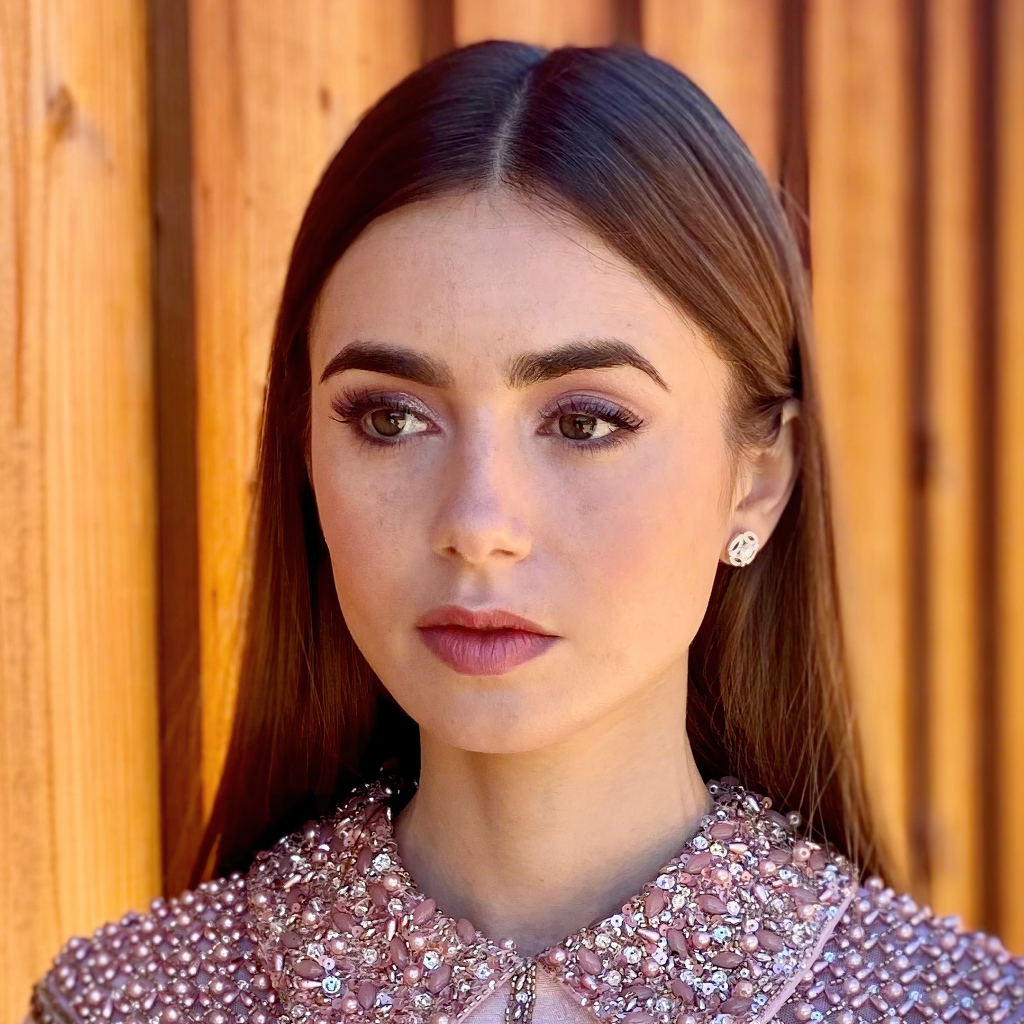 Длинноволосая кареглазая девушка Лили Коллинз