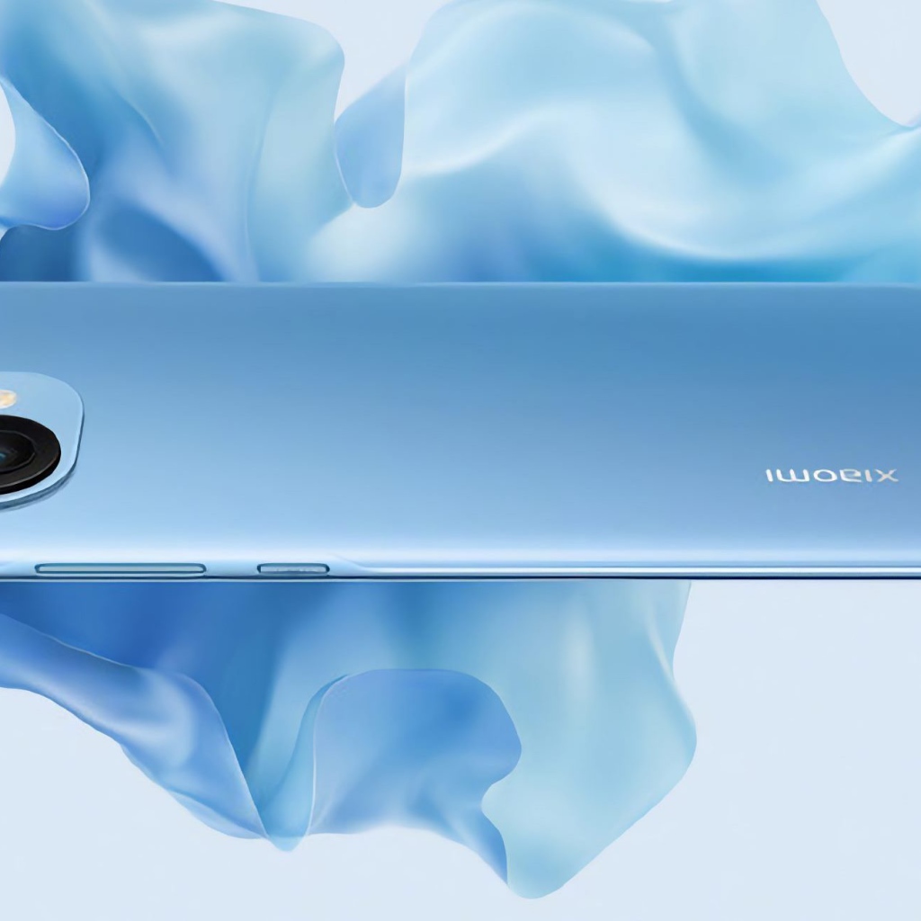 Новый смартфон Xiaomi Mi 11 на белом фоне